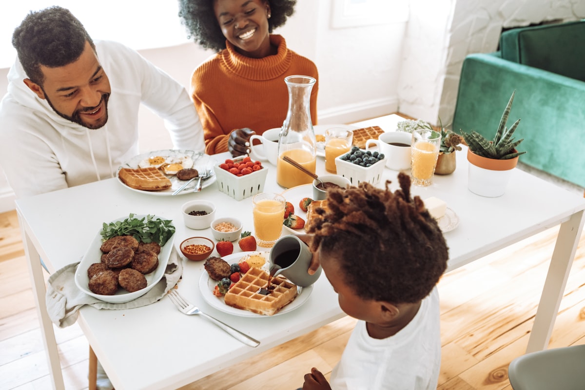 Alimentación balanceada con frutas y verduras frescas