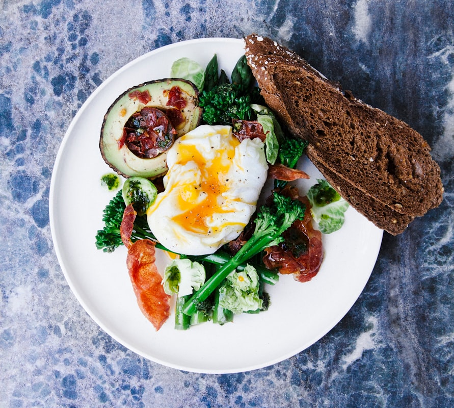 Ensalada colorida con verduras frescas y proteínas